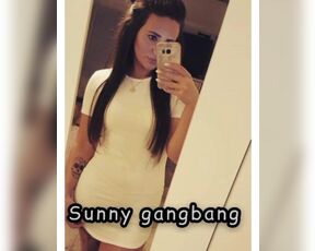 Die geile sunny  sunny gangbang die sexy Stute kommentiert