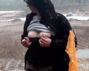 I am never Cold and I Love to Undress in the Snow