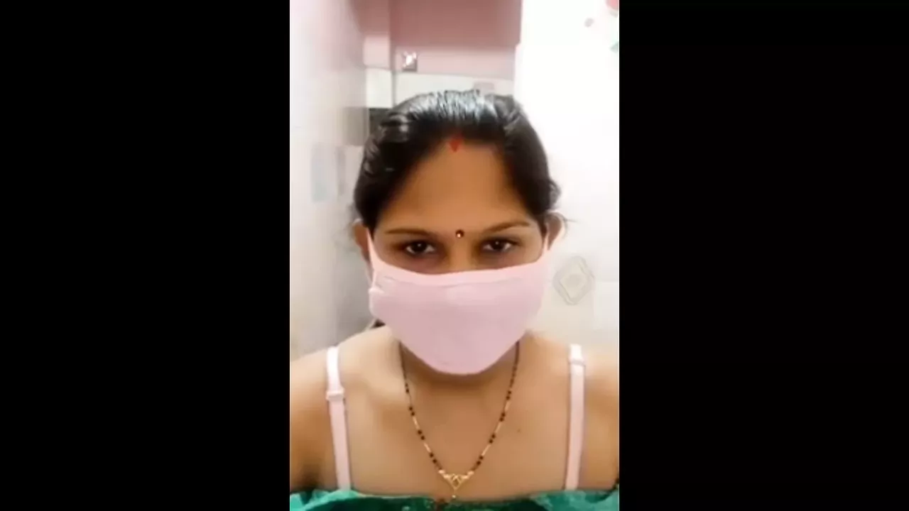 Hot bhabi show boobs to her boyfriend
