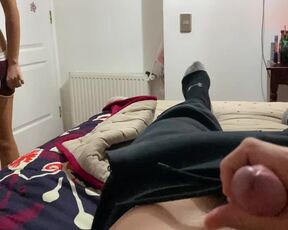 My GF caught me jerkin off and fuck me until I cum / Mi novia me encuentra masturbándome y me folla