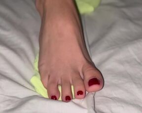 TEEN FOOTJOB AFTER WORKOUT. SWEATY CUTE FEET AND RED TOENAILS