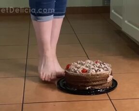 food chocolate cake crushing with feet - foot crushing [ManyVids Preview]