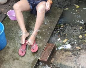 Bhabhi ji ki hot bathing outside