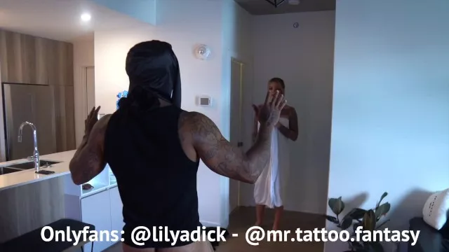Grosse surprise quand je me douche @lilyadick @mr.tattoo.fantasy