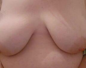 ELANA LOLA EN DIRECT DEVAND 20 HOMMES ENTREIN DE JOUER AVEC CES SEINS